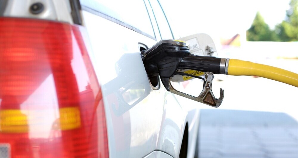 fueling vehicle with gas