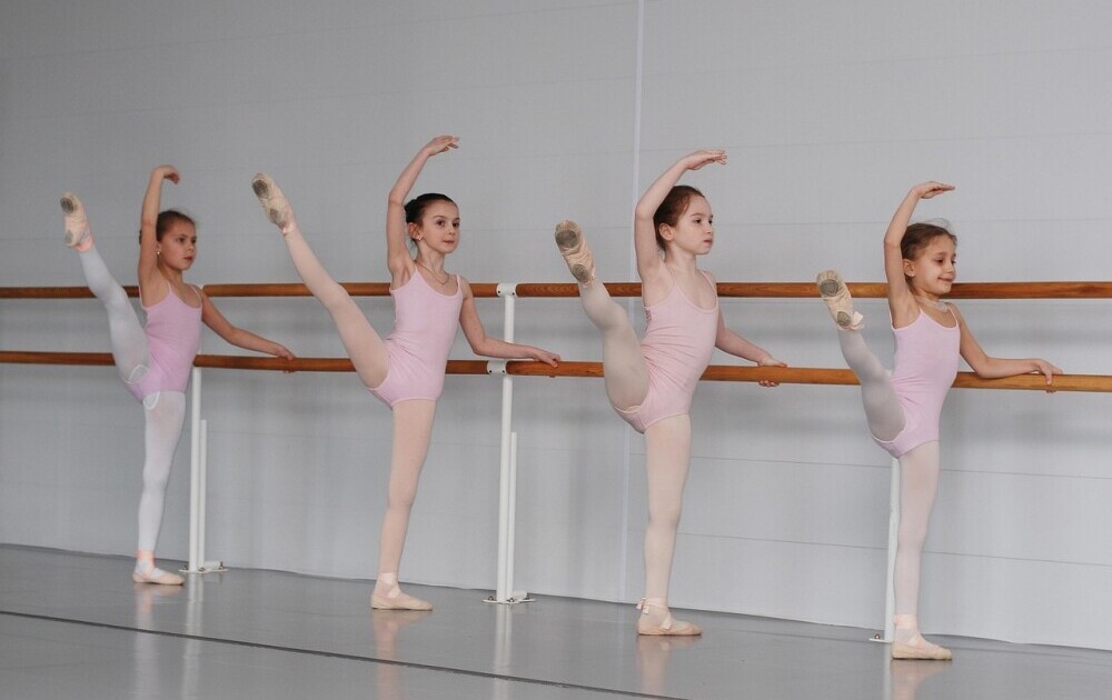 young children studying ballet