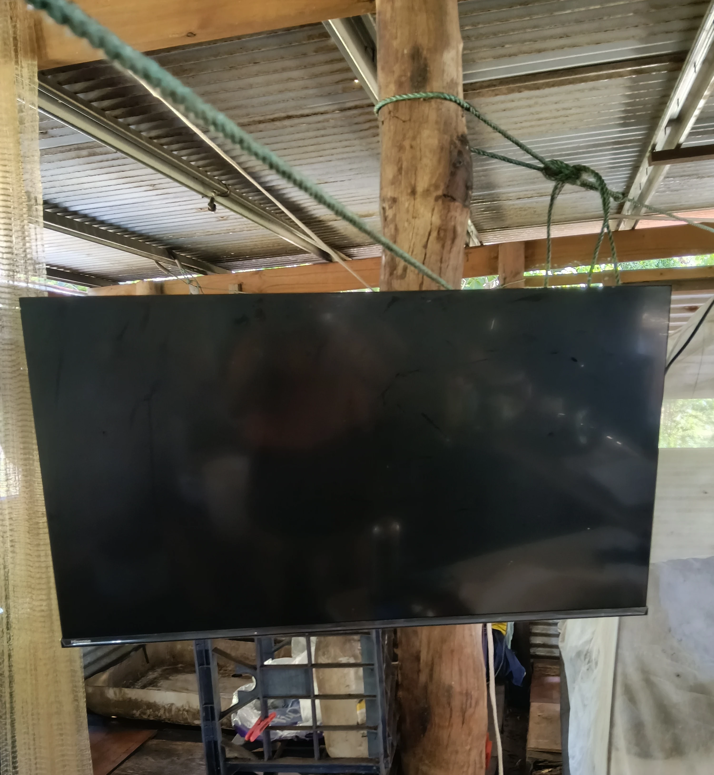 40" led TV/wifi connect to keep the boredom away! Reference 1785148086 Display 1785148131 Cropped