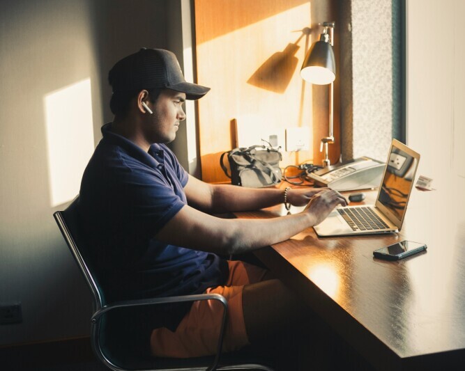 Affiliate marketer following a simple daily workflow, working step by step on a laptop with a clear plan in a calm workspace