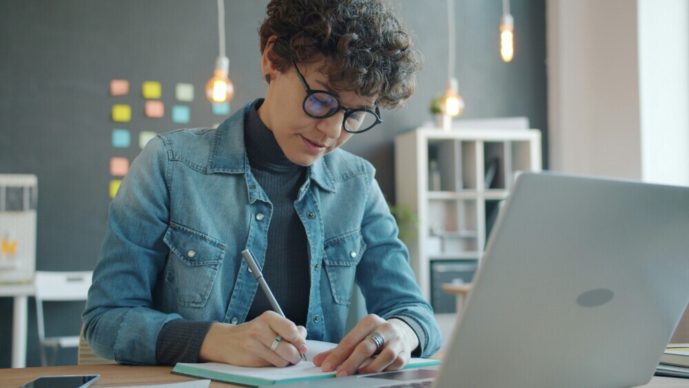 A person trying to remember multiple tasks versus another writing everything down, showing the benefits of organization
