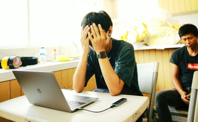 A person overwhelmed with many tasks versus another working calmly on one task, showing the importance of focused time management