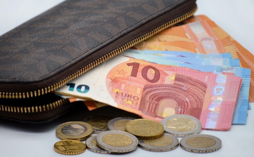 image showing a wallet filled with noted and coins to reflect inflation in Papua New Guinea.