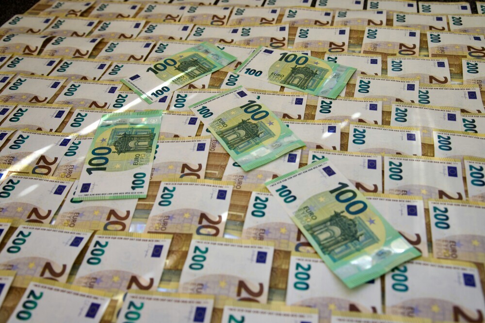 image of printing of new 100 and 200 notes as an effect of inflation to discuss the effect of inflation in Papua New Guinea.