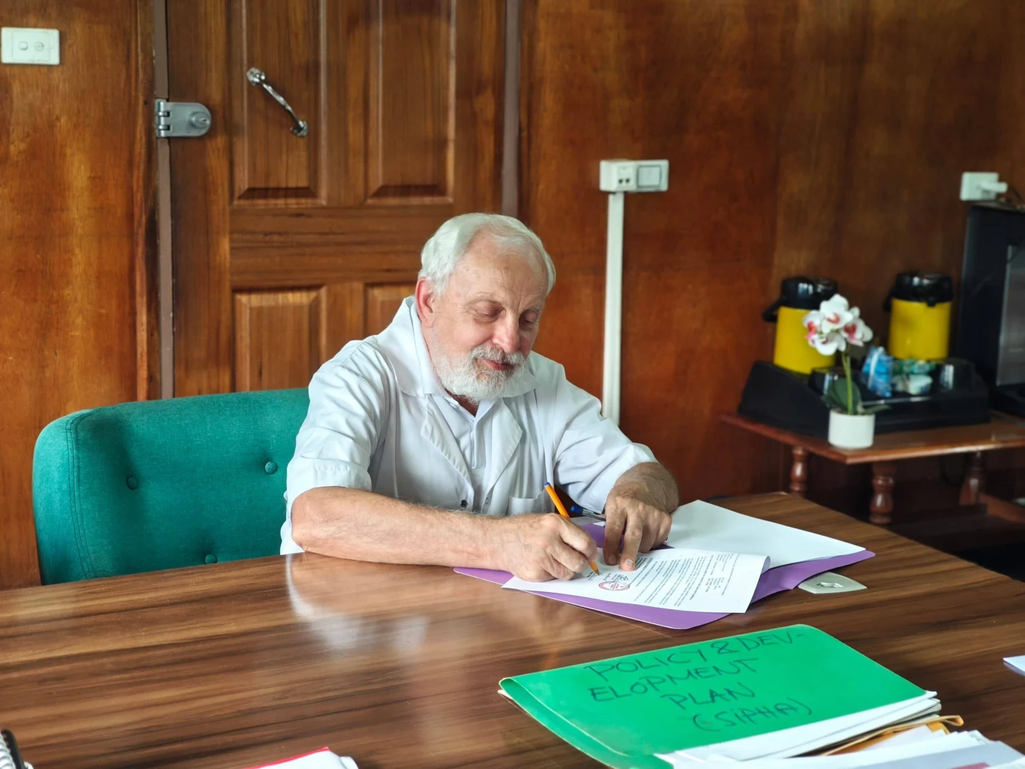 Dr. Father Jan Jaworski signing a specialist consultant contract with Simbu Provincial Health Authority. Image by NBC Simbu - Karai Blo Mambu 