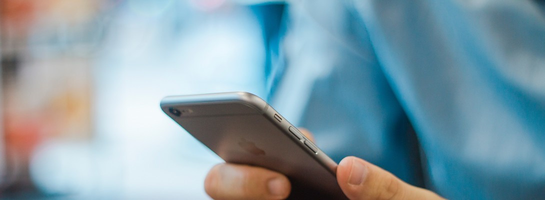 Напасть на телефоне. Отобрал мобильный телефон. Напасть на телефоне. Напасть на телефоне. Вирус на телефоне.