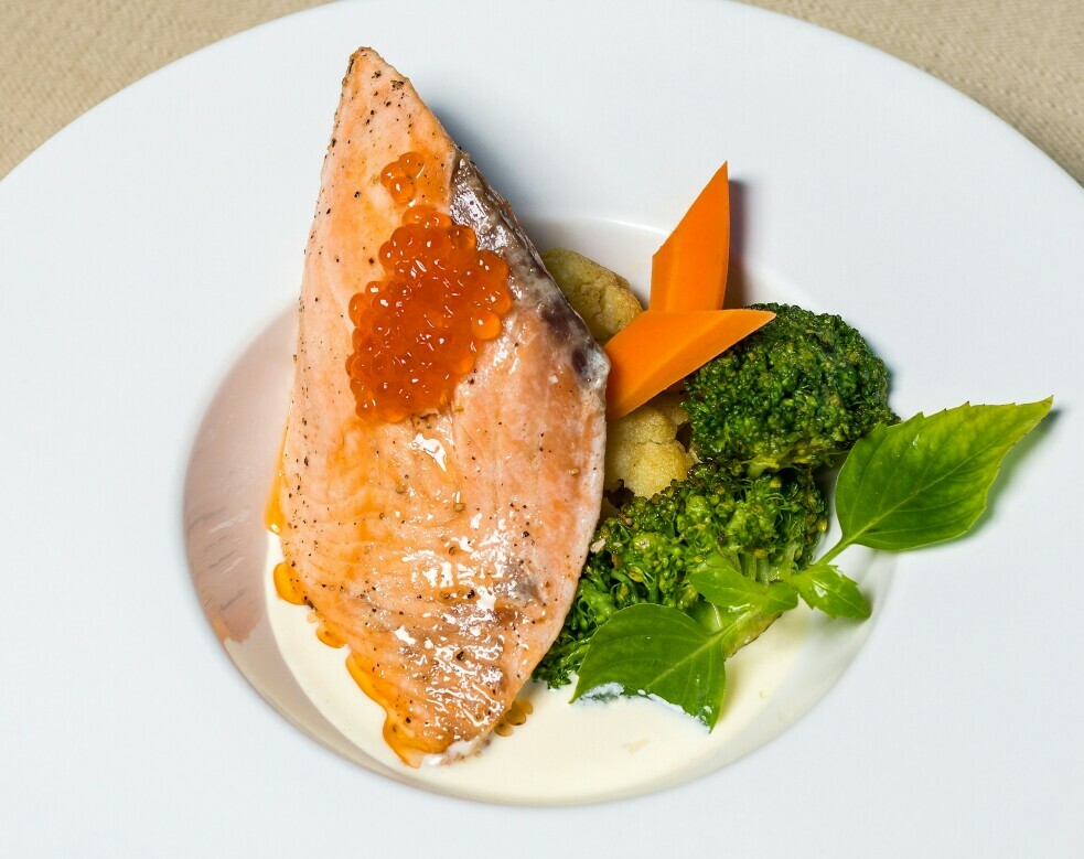 omega 3 - dinner plate with baked salmon