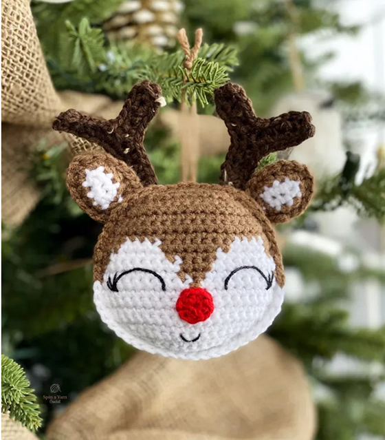 Handcraft your holiday decor with 42 free and easy crochet ornament patterns. Ideal for beginners and seasoned crocheters alike!