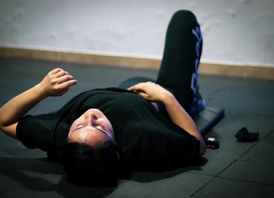 Intermediate ab exercise focusing on oblique strength