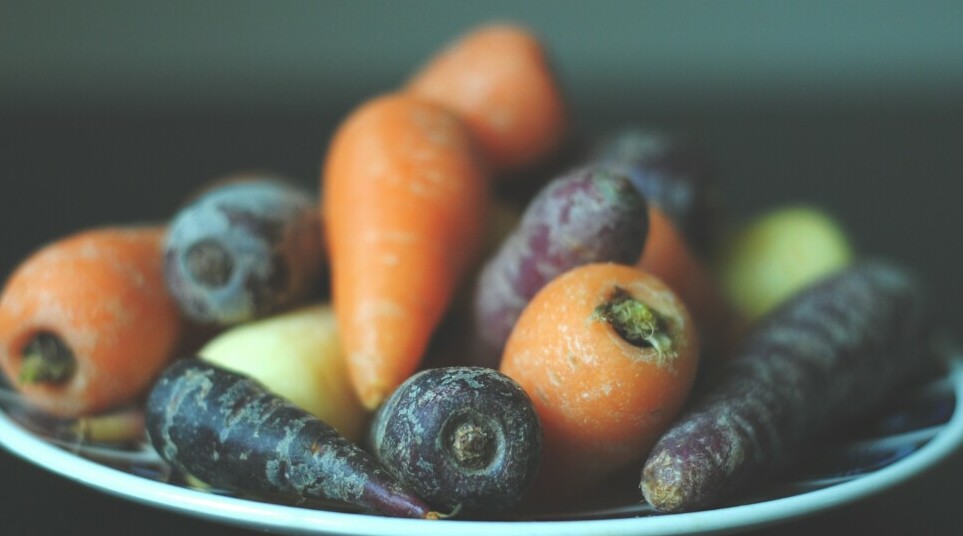 some different coloured carrots on a plate