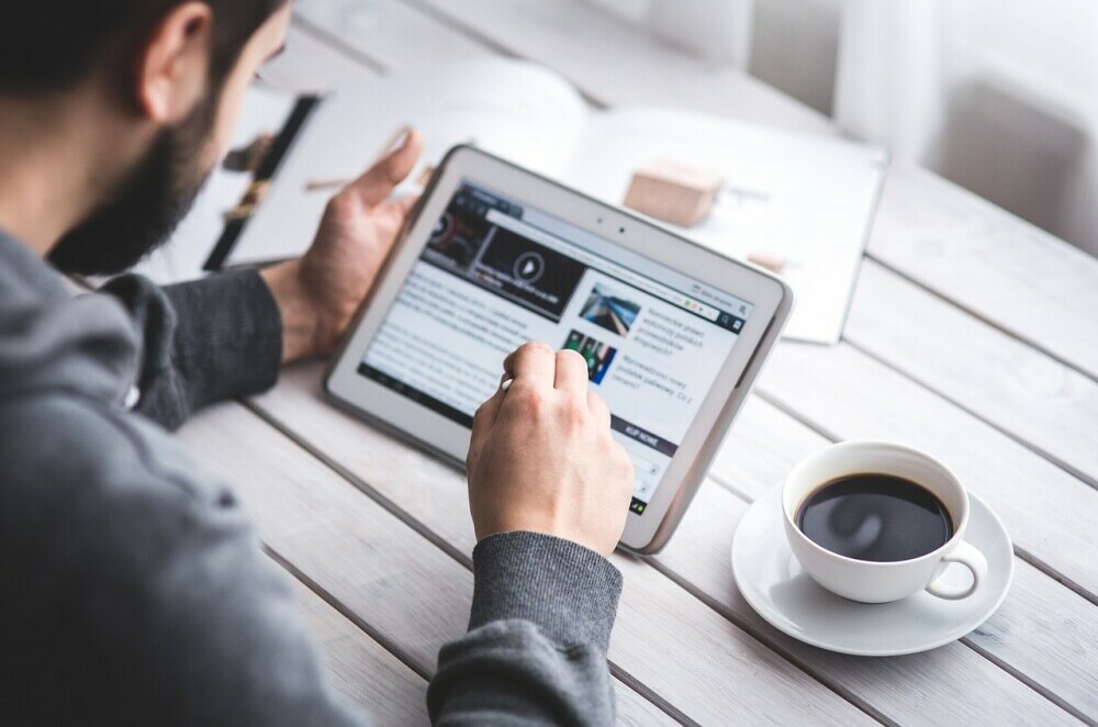 blogger drinking coffee
