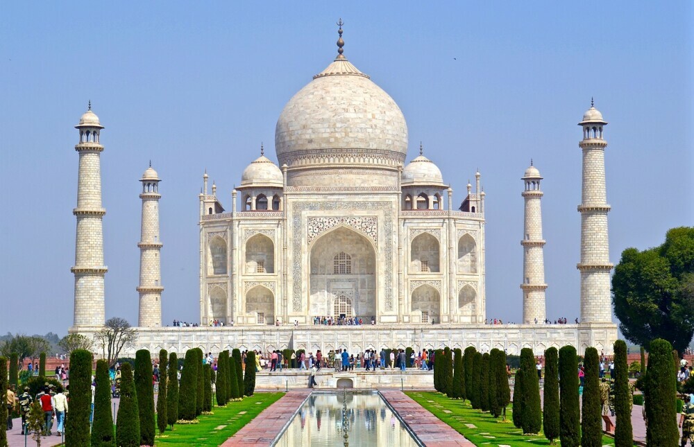 Image of the Taj Mahal surrounded by many visitors on a bright sunny day