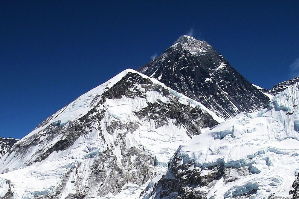 Image of Mount Everest surrounded by a blue sky