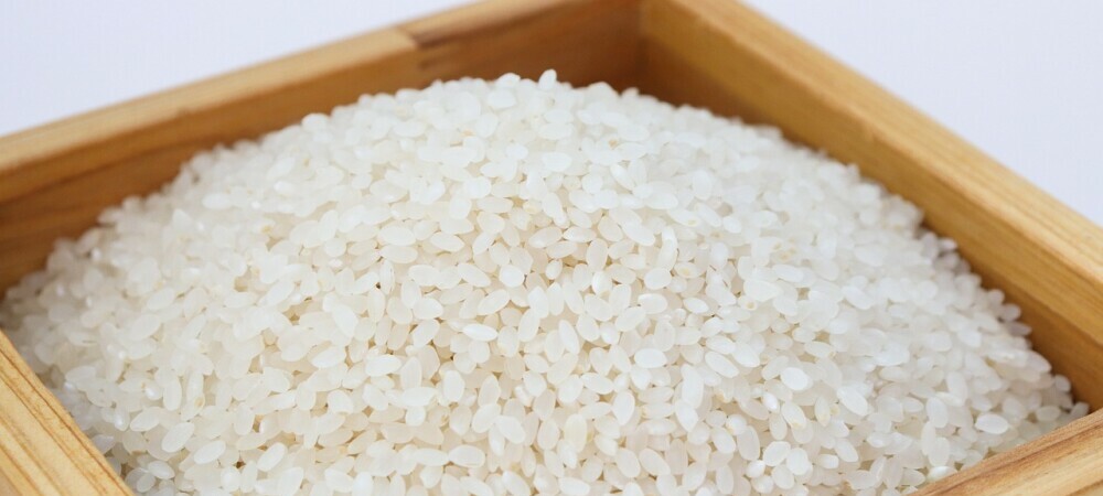 Image of withe rice in a wood container