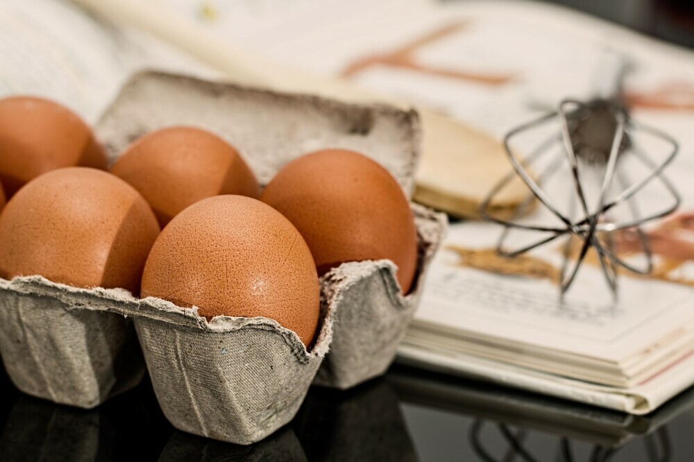 Image of whole eggs on a table