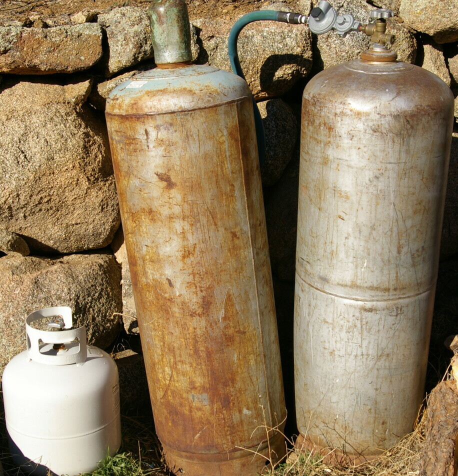 Different Sizes of Propane Tanks: 20lbs and 100lbs