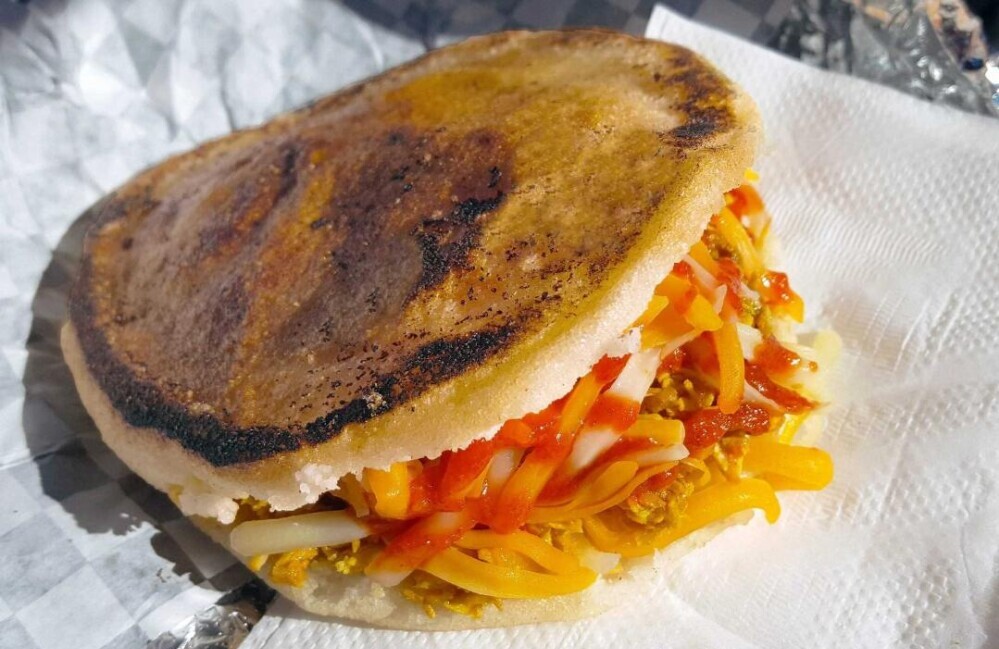 Arepa con Arepa con huevo y quesoy Queso