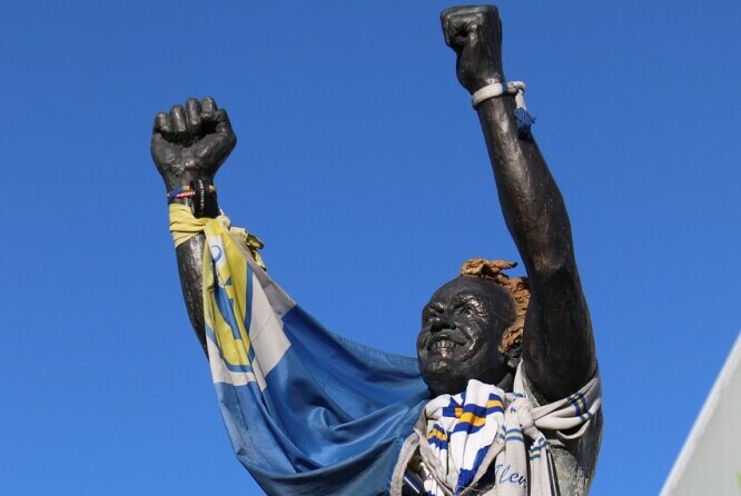 Statue of Billy Bremner, Don Revie's Leeds United captain