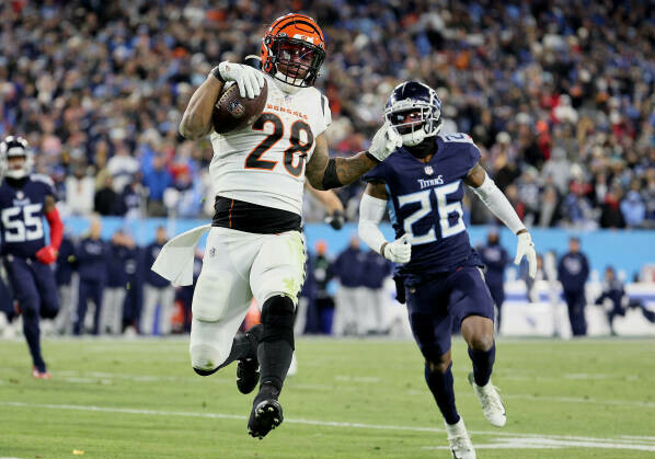 Joe Mixon running the football