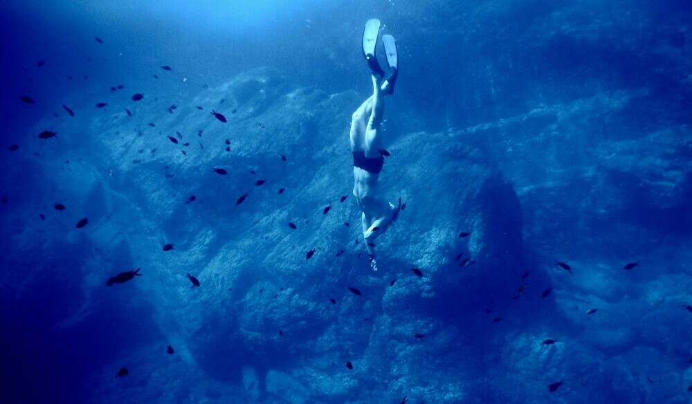 Swimmer doing a free dive underwater