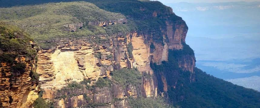 The rugged, cliff-cut terrain of Australia's Blue Mountains where similar ridge fire anomalies reside.. Source: Blue Mountains Tours