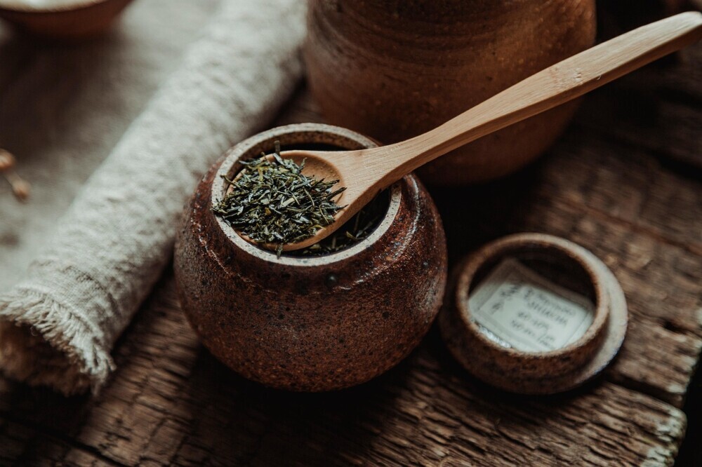 tea leaves in a spoon