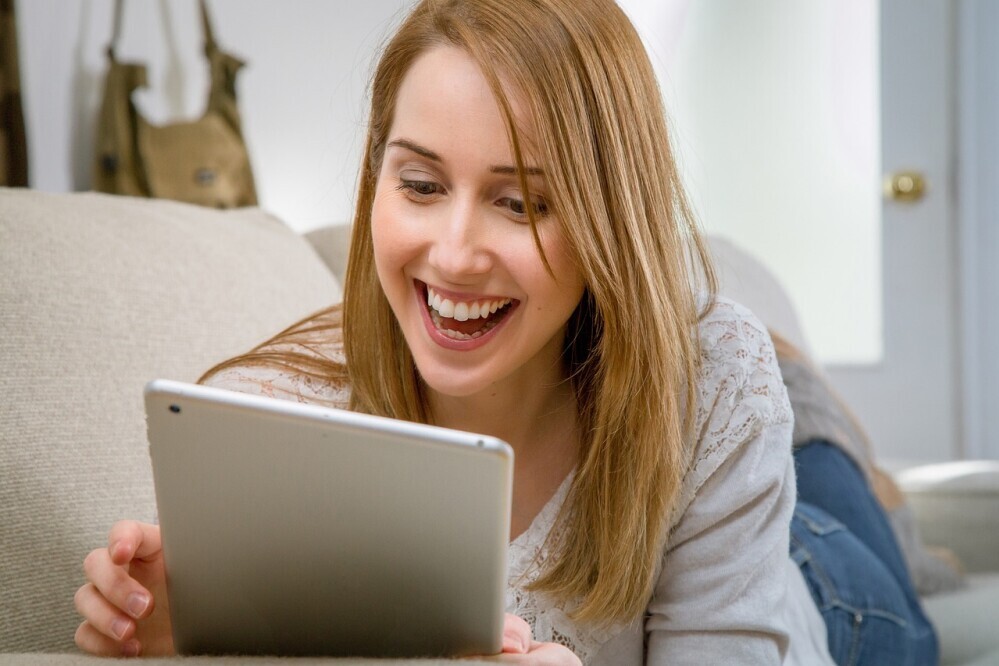 woman-using-ipad