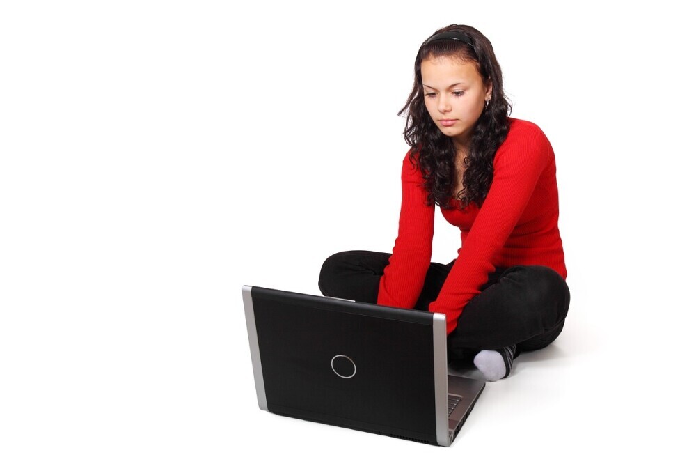lady-blogging-on-laptop