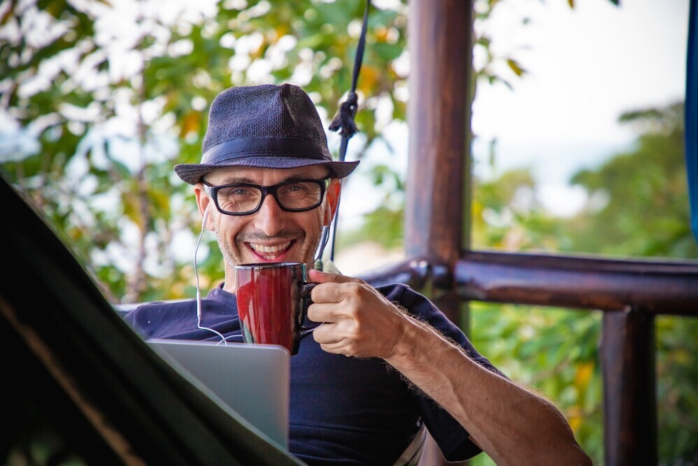 digital-nomad-drinking-coffee