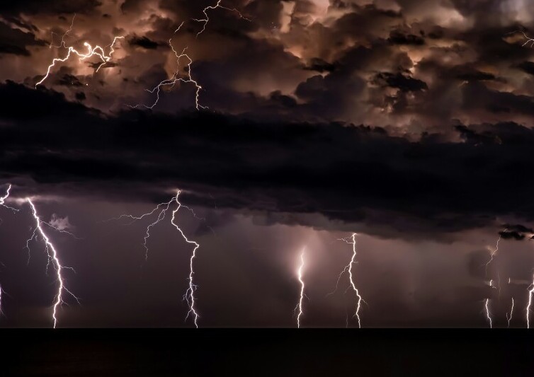 ligthning flashing in the sky